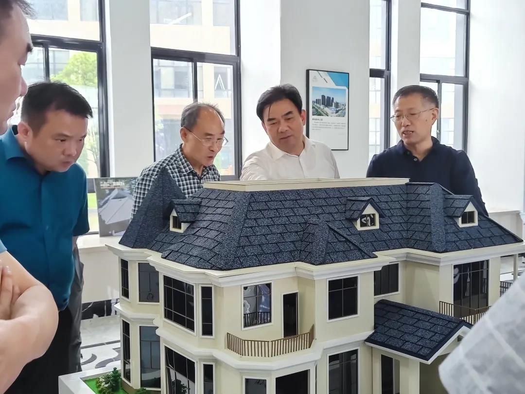 高建明董事長向各位專家介紹產品.jpg